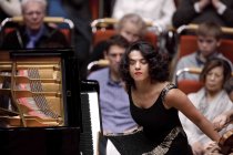 Georgische Pianistin Khatia Buniatishvili gastiert in Begleitung des Gürzenich-Orchester Köln unter der Leitung des französischen Dirigenten François-Xavier Roth in der Philharmonie Köln (&copy; Thomas Brill)