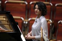 Georgische Pianistin Khatia Buniatishvili gastiert in Begleitung der Tschechischen Philharmonie unter der Leitung des tschechischen Dirigenten Jiří Bĕlohlávek in der Philharmonie Köln (© Thomas Brill)
