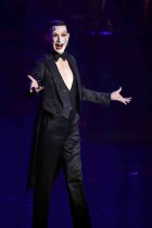 Das Musical "Cabaret" mit dem deutsche Chansonnier Tim Fischer gastiert vom 30. Juli bis 04. August 2024 im Rahmen des 35. Kölner Sommerfestivals in der Kölner Philharmonie (&copy; Thomas Brill)