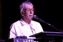 Britische Artrock-Musiker John Cale gastiert auf seiner "POPtical Illusion"-Tour im Carlswerk Victoria Köln (© Thomas Brill)