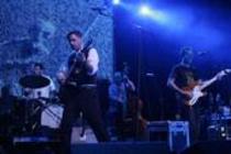 Tucson-Desert-Rock-Band Calexico gastierte mit ihrem Sänger Joey Burns auf ihrer "Carried to Dust"- Tour im E-Werk Köln (© Thomas Brill)
