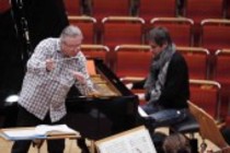 Französischer Dirigent Sylvain Cambreling leitet das SWR Sinfonieorchester Baden-Baden und Freiburg in Begleitung des polnischen Pianisten Piotr Anderszewski in der Philharmonie Köln (&copy; Thomas Brill)