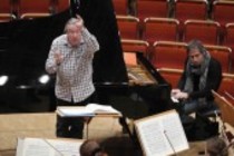 Französischer Dirigent Sylvain Cambreling leitet das SWR Sinfonieorchester Baden-Baden und Freiburg in Begleitung des polnischen Pianisten Piotr Anderszewski in der Philharmonie Köln (&copy; Thomas Brill)