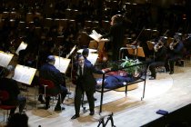 Französische Dirigent François-Xavier Roth leitet das Gürzenich-Orchester Köln in der Kölner Philharmonie (&copy; Thomas Brill)