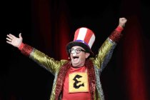 Deutsch-italienischer Comedian Roberto Capitoni alias "Elektroman" gastiert bei der Eröffnungsshow "KÖLN LACHT!" im Rahmen des 31. Köln Comedy Festival im Gloria Theater Köln (© Thomas Brill)