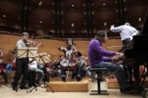Die französischen Kammermusiker Renaud und Gautier Capuçon sowie Frank Braley begleiten das Gürzenich Orchester Köln unter der Leitung des deutsche Dirigenten Markus Stenz in der Philharmonie Köln (© Thomas Brill)