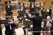 Französische Violinist Renaud Capuçon gastiert in Begleitung des WDR Sinfonieorchester Köln unter der Leitung des rumänischen Dirigenten Cristian Macelaru in der Kölner Philharmonie (&copy; Thomas Brill)