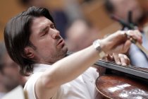 Französische Cellist Gautier Capuçon gastiert in Begleitung des hr-Sinfonieorchester unter der Leitung des kolumbianischen Dirigenten Andrés Orozco-Estrada in der Philharmonie Köln (© Thomas Brill)