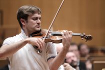 Französische Violinist Renaud Capuçon begleitet das Nederlands Philharmonisch Orkest unter der Leitung des deutsche Dirigenten Marc Albrecht in der Philharmonie Köln (© Thomas Brill)
