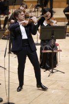 Französische Violinist Renaud Capuçon gastiert in Begleitung des WDR Sinfonieorchester Köln unter der Leitung des rumänischen Dirigenten Cristian Macelaru in der Kölner Philharmonie (&copy; Thomas Brill)