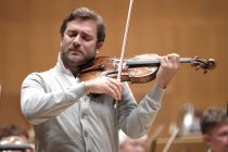 Französische Violinist Renaud Capuçon begleitet das Gürzenich-Orchester Köln unter der Leitung des russischen Dirigenten Dmitrij Kitajenko in der Philharmonie Köln (© Thomas Brill)