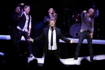 Südafrikanischer Schlagersänger Howard Carpendale gastiert auf seiner "Das ist unsere Zeit"-Tour in der Lanxess-Arena Köln (© Thomas Brill)