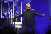 Südafrikanischer Schlagersänger Howard Carpendale gastiert auf "Meine Abschiedstournee" in der Lanxess-Arena Köln (&copy; Thomas Brill)