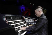 Amerikanischer Organist Cameron Carpenter gastiert mit Werken von Johann Sebastian Bach und Cameron Carpenter in der Philharmonie Köln (© Thomas Brill)