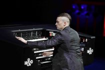 Amerikanischer Organist Cameron Carpenter gastiert mit Werken von Johann Sebastian Bach und Cameron Carpenter in der Philharmonie Köln (© Thomas Brill)