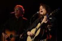 Amerikanische Country-Sängerin Rosanne Cash gastiert in Begleitung von John Leventhal auf ihrer "Making The List - 100 Essential Country Songs"-Tour in der Kulturkirche Köln (© Thomas Brill)