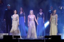 Irisches Folk- und Pop-Ensemble Celtic Woman gastiert auf ihrer "10th Anniversary Celebration"-Tour in der Mitsubishi Electric Halle Düsseldorf (© Thomas Brill)