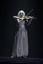 Irisches Folk- und Pop-Ensemble Celtic Woman gastiert auf ihrer "10th Anniversary Celebration"-Tour in der Mitsubishi Electric Halle Düsseldorf (© Thomas Brill)