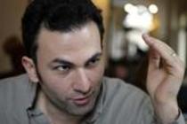Kölner Schauspieler und Kabarettist Fatih Cevikkollu im Interview über sein neues Programm Komm zu Fatih! im Café Schmitz, Köln (© Thomas Brill)