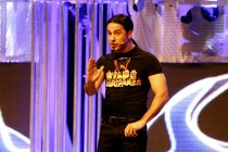 Deutscher Komiker und Kabarettist Bülent Ceylan gastiert mit seinem Programm "Wilde Kreatürken" in der Lanxess-Arena Köln (&copy; Thomas Brill)