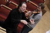 Italienischer Dirigent Riccardo Chailly leitet die Wiener Philharmoniker in Begleitung des deutschen Violinisten Christian Tetzlaff in der Philharmonie Kln (© Thomas Brill)