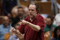 Italienischer Dirigent Riccardo Chailly leitet das Orchestra Filarmonica della Scala in der Philharmonie Köln (© Thomas Brill)