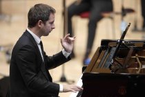 Französische Pianist Bertrand Chamayou gastiert in Begleitung des Gürzenich-Orchester Köln unter der Leitung des französischen Dirigenten François-Xavier Roth in der Kölner Philharmonie (© Thomas Brill)