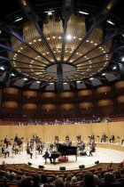 Französische Pianist Bertrand Chamayou gastiert in Begleitung des Gürzenich-Orchester Köln unter der Leitung des französischen Dirigenten François-Xavier Roth in der Kölner Philharmonie (© Thomas Brill)