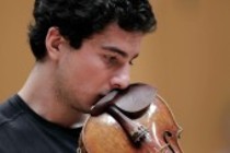 Armenische Violinist Sergei Chatschatrjan begleitet das Gürzenich Orchester Köln unter der Leitung des spanischen Dirigenten Jesús López Cobos in der Philharmonie Köln (© Thomas Brill)