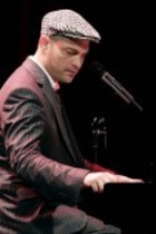 Deutscher Jazzmusikers Roger Cicero gastiert in Begleitung des deutschen Pianisten Lutz Krajenski auf seiner "Artgerecht"-Solotour im Theater am Tanzbrunnen Köln (© Thomas Brill)