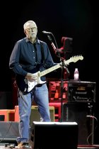 Englische Blues-Sänger und Gitarrist Eric Clapton gastiert auf seiner "I Still Do"-Tour in der Lanxess Arena Köln  (&copy; Thomas Brill)