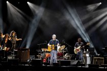 Englische Blues-Sänger und Gitarrist Eric Clapton gastiert auf seiner "Old Sock"-Tour in der Arena Oberhausen (© Thomas Brill)