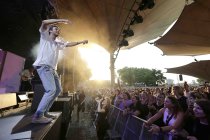 Deutscher Sänger Thomas Hübner alias Clueso gastierte auf seiner "Sommer"-Tour Open Air am Tanzbrunnen Köln (&copy; Thomas Brill)