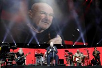 Britische Popstar Phil Collins gastiert auf seiner "Not Dead Yet: Live!"-Tour im RheinEnergieStadion Köln (© Thomas Brill)