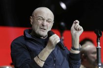 Britische Popstar Phil Collins gastiert auf seiner "Not Dead Yet: Live!"-Tour im RheinEnergieStadion Köln (© Thomas Brill)