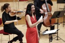 Französische Mezzosopranistin Marianne Crebassa gastiert in Begleitung des Mahler Chamber Orchestra unter der Leitung des griechischen Dirigenten Teodor Currentzis in der Kölner Philharmonie (&copy; Thomas Brill)