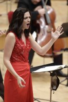 Französische Mezzosopranistin Marianne Crebassa gastiert in Begleitung des Mahler Chamber Orchestra unter der Leitung des griechischen Dirigenten Teodor Currentzis in der Kölner Philharmonie (&copy; Thomas Brill)