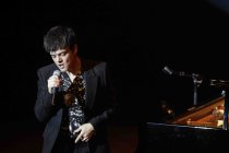 Englischer Jazz-Pianist und Sänger Jamie Cullum gastiert auf seiner "Live 2025"-Tour in der Kölner Philharmonie (© Thomas Brill)