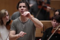 Griechische Dirigent Teodor Currentzis leitet das MusicAeterna Orchestra in der Philharmonie Köln (&copy; Thomas Brill)