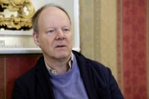Deutsche Musikmanager Anselm Cybinski im Interview bezüglich seiner Position als neuer WDR-Redakteur für Neue Musik im Café Fassbender Köln (&copy; Thomas Brill)