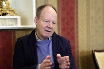 Deutsche Musikmanager Anselm Cybinski im Interview bezüglich seiner Position als neuer WDR-Redakteur für Neue Musik im Café Fassbender Köln (&copy; Thomas Brill)