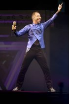 Schweizer Pop-Star DJ Bobo gastiert mit seiner Frau Nancy auf seiner "KaleidoLuna"–Tour in der Lanxess-Arena Köln (© Thomas Brill)