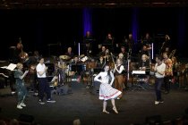 Mitglieder des Bundesjazzorchesters gastiert in Begleitung der WDR Big Band Köln unter der Leitung des deutschen Jazz-Saxophonisten Steffen Schorn und der Moderatorin Jana Forkel in der Kölner Philharmonie (&copy; Thomas Brill)