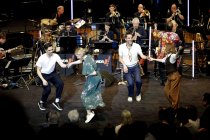 Mitglieder des Bundesjazzorchesters gastiert in Begleitung der WDR Big Band Köln unter der Leitung des deutschen Jazz-Saxophonisten Steffen Schorn und der Moderatorin Jana Forkel in der Kölner Philharmonie (&copy; Thomas Brill)