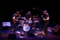 Belgische Jazz-Blues-Band Dans Dans, bestehend aus: Bert Dockx (Gitarre), Steven Cassiers (Schlagzeug) und Fred Lyenn (Bass), gastiert auf ihrer "Sand"-Tour in der Philharmonie Köln (© Thomas Brill)