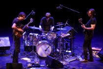 Belgische Jazz-Blues-Band Dans Dans, bestehend aus: Bert Dockx (Gitarre), Steven Cassiers (Schlagzeug) und Fred Lyenn (Bass), gastiert auf ihrer "Sand"-Tour in der Philharmonie Köln (© Thomas Brill)