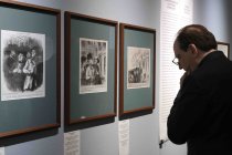 Die  Ausstellung „Zwischen Nackenstarre und Kunstgenuss: Daumiers Menschen im Museum“ gastiert vom 29. November 2024 bis 23. März 2025 im Wallraf-Richartz-Museum Köln (© Thomas Brill)