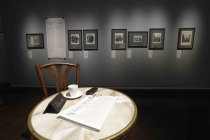 Die  Ausstellung „Zwischen Nackenstarre und Kunstgenuss: Daumiers Menschen im Museum“ gastiert vom 29. November 2024 bis 23. März 2025 im Wallraf-Richartz-Museum Köln (© Thomas Brill)