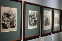 Die  Ausstellung „Zwischen Nackenstarre und Kunstgenuss: Daumiers Menschen im Museum“ gastiert vom 29. November 2024 bis 23. März 2025 im Wallraf-Richartz-Museum Köln (© Thomas Brill)