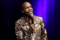 Deutsche Kabarettist Dave Davis gastiert mit seinem Programm "GENIAL VERRÜCKT! – Nichts reimt sich auf Mensch" im Gloria Theater Köln (© Thomas Brill)